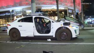 waymo taxi destruido